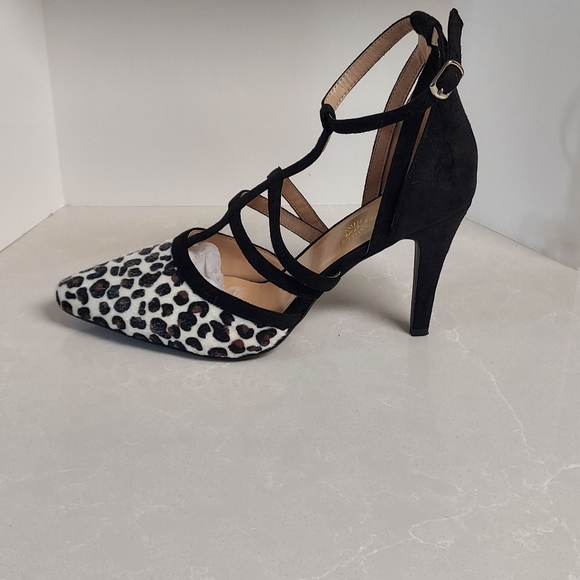 White Snow Leopard Heels 👠 - Picture 10 of 16